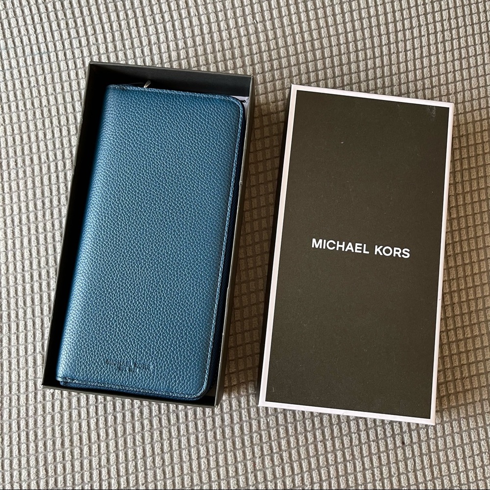 COPY - Michael Kors 36T7LRUE3L Russel Tech Zip Around Leather Wallet